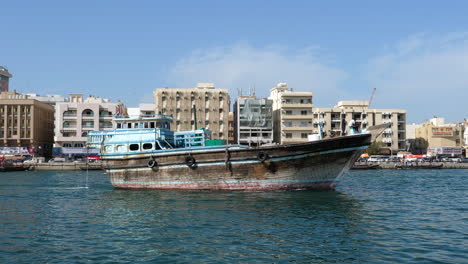 Barco-De-Transporte-Tradicional-De-Madera-En-El-Puerto-De-Dubai-Deira-Creek