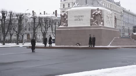 Honor-Guards-Changing-Shift-At-The-Freedom-Monument-In-Riga-Latvia,-wide-shot