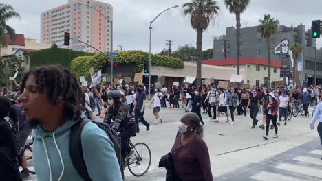 Las-Vidas-Negras-Importan-Manifestantes-Marchan-Por-Las-Calles-De-Los-ángeles-Con-Máscaras