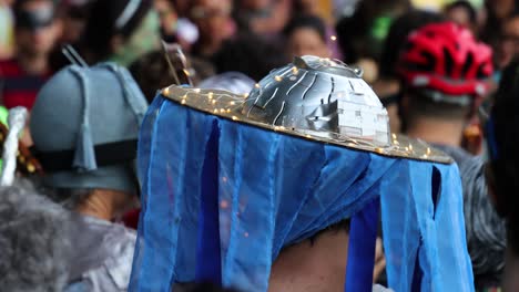 Gente-Celebrando-Bailando-En-La-Calle-Durante-El-Carnaval-Brasileño-Con-Gorras-Graciosas-En-La-Cabeza