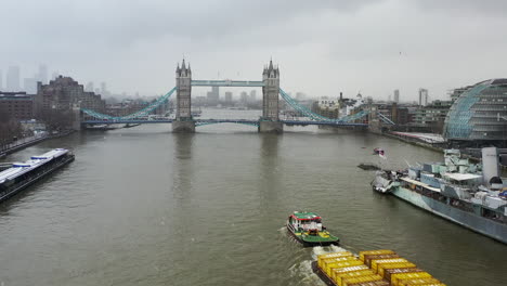 Tower-Bridge-In-London,-Vereinigtes-Königreich,-Während-Eines-Schneesturms