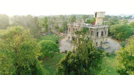 Eine-Landschaftsluftaufnahme-Von-Chittorgarh-Fort,-Unesco-weltkulturerbe,-Rajasthan,-Indien,-Fort-Smog-über-Stadt,-Luftaufnahme,-11