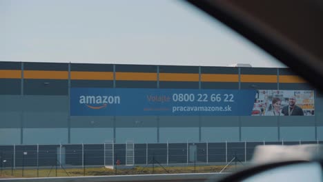 Blick-Auf-Das-Logistikzentrum-Von-Amazon-Vom-Autofahren-Auf-Der-Straße-In-Bratislava,-Slowakei---Pov