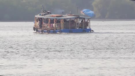 Un-Transbordador-Lleno-De-Pasajeros-Moviéndose-Hacia-La-Costa-En-Medio-De-La-Bahía-Fondo-De-Video-En-Full-Hd