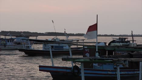 Fischerboote-Unter-Indonesischer-Staatsflagge,-Die-An-Der-Küste-Liegen