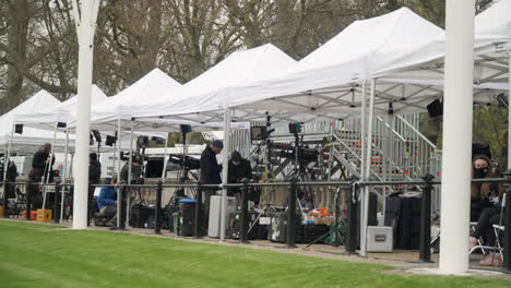 Periodistas-Informando-Sobre-La-Muerte-De-Price-Philip-En-El-Palacio-De-Buckingham.