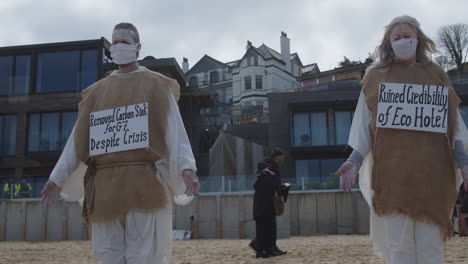 Öko-Demonstranten-Stehen-Vor-Dem-Carbis-Bay-Hotel-In-St