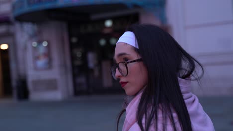 Beautiful-young-woman-looks-to-the-side-in-the-streets-of-London,-UK,-close-up