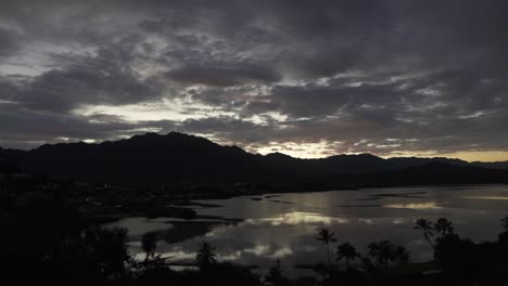 Sonnenaufgang-Mit-Bergen-Und-Meer-In-Hawaii