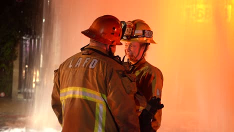 Feuerwehrleute-Sprechen-Am-Ort-Des-Vorfalls