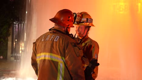 Bomberos-Hablando-En-La-Escena-Del-Incidente