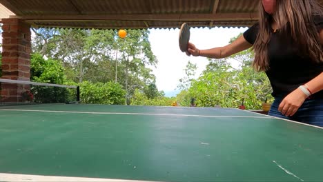 Mujer-Jugar-Al-Ping-Pong-Al-Aire-Libre-En-Bogotá,-Colombia