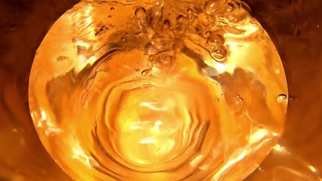 Goldener-Effekt-Von-Wasser,-Das-In-Glas-Gegossen-Wird