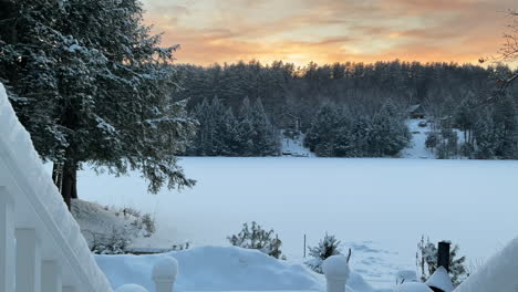 Landschaftszeitraffer-Des-Verschneiten-Waldsonnenuntergangs-In-New-Hampshire