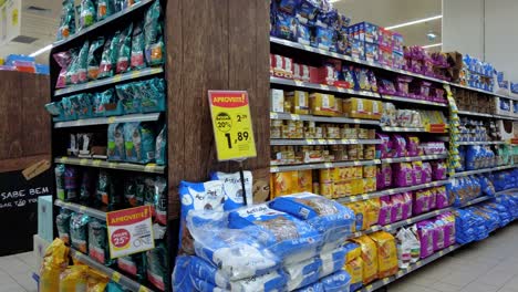 Un-Pasillo-De-Supermercado-Está-Desierto-Durante-Las-Restricciones-De-Covid-19