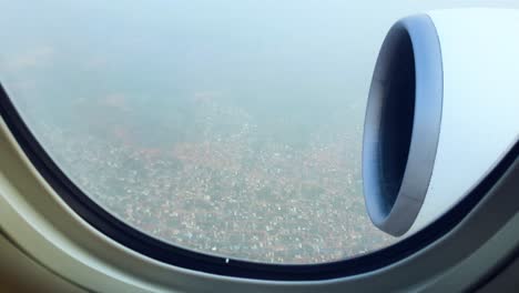 Avión-Volando-Sobre-La-Ciudad-Durante-El-Despegue-En-Un-Día-Nublado