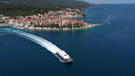 Catamarán-De-Lujo-Que-Sale-De-La-Ciudad-De-Korcula-Navegando-Por-El-Mar-Adriático-En-Croacia