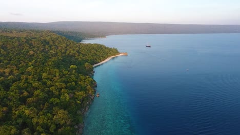 Luftseelandschaft-Küste-Des-Tropischen-Paradieses-Moyo-Insel-Sumbawa-Indonesien-Wunderschöne-Weiße-Sandstrände-Mit-Blauem-Wasser,-Tropische-Landschaft-Des-Reiseziels-An-Heißen-Sommertagen