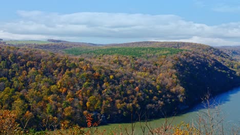 Blick-Auf-Eine-Herbstlandschaft-Auf-Einem-Hügel-Und-Fluss