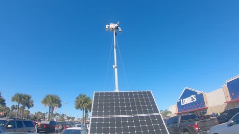 Panorámica-De-Un-Poste-De-Luz-Que-Funciona-Con-Energía-Solar-Y-Luz-Móvil-Utilizada-Para-La-Vigilancia-De-Seguridad-En-Un-Estacionamiento-De-Lowe&#39;s