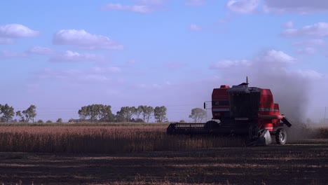 Nahaufnahme-Eines-Roten-Mähdreschers,-Der-Sojabohnen-Auf-Einem-Feld-Im-Ländlichen-Santa-Fe,-Argentinien,-Erntet