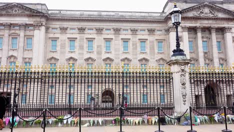 Personas-Reunidas-En-El-Palacio-De-Buckingham-En-Londres-Para-Colocar-Coronas-En-Honor-Al-Fallecimiento-Del-Príncipe-Felipe,-Duque-De-Edinbrurgh