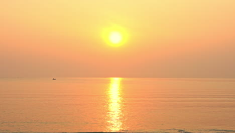 Goldener-Sonnenuntergang-Mit-Kleinem-Boot,-Das-Auf-Dem-Meer-Segelt