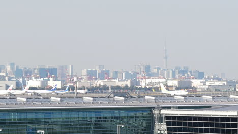 Avión-A-Reacción-Aterrizando-En-El-Aeropuerto-Frente-Al-Horizonte-De-Rascacielos-De-Tokio