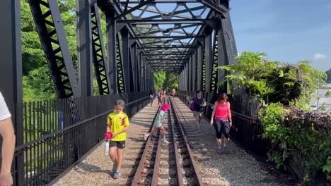 Gente-Paseando-Por-El-Corredor-Verde,-La-Antigua-Vía-Férrea-De-Singapur