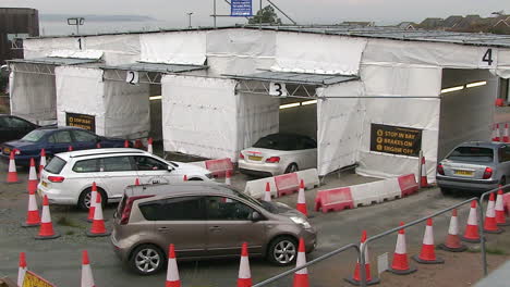 Eine-Schlange-Von-Autos-Vor-Einem-Medizinischen-Zentrum-In-Whitstable,-Kent,-Großbritannien-Von-älteren-Menschen,-Die-Darauf-Warten,-Gegen-Das-Covid-virus-Geimpft-Zu-Werden