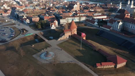 Antena:-Toma-De-Revelación-Del-Castillo-De-Kaunas-Y-El-Casco-Antiguo-A-La-Luz-Del-Atardecer-De-La-Hora-Dorada