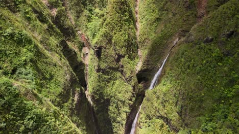 Vista-Superior-De-Las-Cataratas-Sagradas-En-Oahu-Hawaii