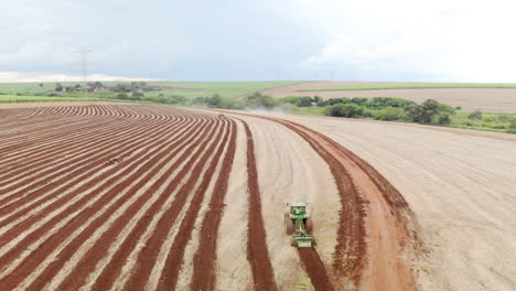 Traktor-Pflügt-Das-Land-Und-Bereitet-Den-Boden-Zum-Pflanzen-Vor