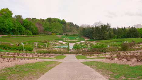 Bird-Hill-Gardens-An-Einem-Bewölkten-Tag-In-Der-Normandie,-Frankreich