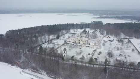 Antena:-Toma-Giratoria-Del-Monasterio-De-Pažaislis-En-Invierno-Cerca-Del-Embalse-De-Kaunas