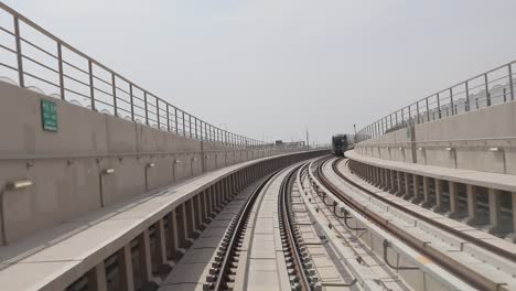 Vista-Del-Tren-De-Metro-Que-Pasa-Por-Una-Vía-Férrea-Curva