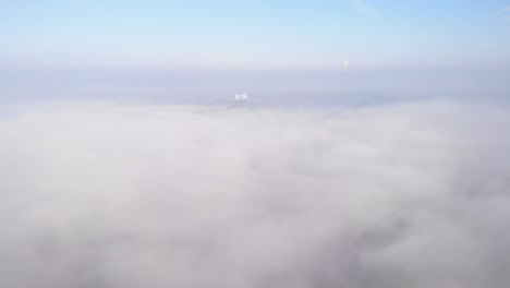Vista-De-La-Niebla-Sobre-La-Ciudad-Junto-Al-Río-En-Zwijndrecht,-Países-Bajos