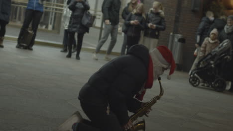 Músico-Callejero-Vestido-Como-Santa-Claus-Toca-El-Saxofón