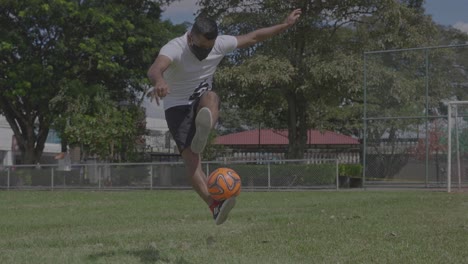 Junger-Mann,-Der-Fußball-Mit-Seinen-Füßen-Spielt-Fußball-Freestyle