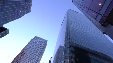 Pov-Mit-Blick-Auf-Die-Wolkenkratzer-Von-London,-Canary-Wharf