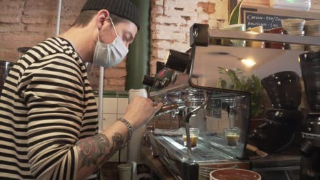 Barista-Profesional-Con-Mascarilla-Desechable-Haciendo-Espresso-En-El-Bar-Con-Cafetera