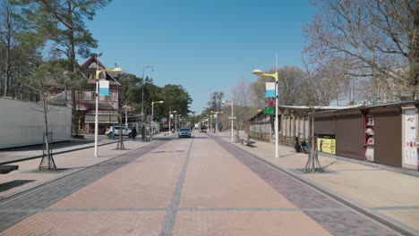 Automóviles-Circulando-En-La-Calle-Peatonal-Central-Vacía-Basanaviciaus-De-Palanga