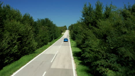 Audi-A3-Sportback-Coche-Conduciendo-Por-Una-Larga-Carretera-Recta-Entre-árboles-Verdes-En-Istria,-Croacia