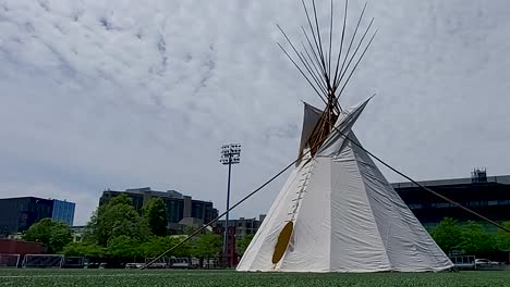 Las-Nubes-Pasan-Sobre-El-Tipi-En-La-Clínica-De-Vacunas-Indígenas-En-El-Campo-Universitario,-Universidad-De-Toronto,-Toronto,-19-De-Junio-De-2021