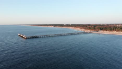 Antenne:-Brücke-Von-Palanga-Mit-Ostsee-Am-Abend-Mit-Strand-Und-Wald-Im-Hintergrund