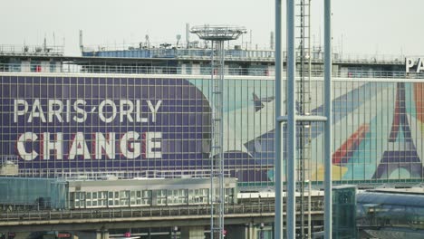 Vista-Panorámica-De-La-Terminal-Del-Edificio-Del-Aeropuerto-De-Paris-Orly-Change