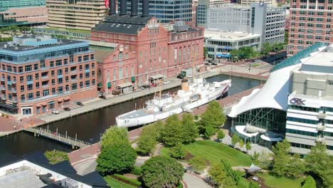 A-boat-floating-in-the-water-of-the-Inner-Harbor-area-in-downtown-Baltimore,-Maryland,-USA