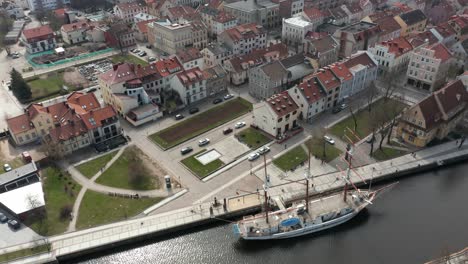 Antena:-Velero-Barquentine-Meridianas-En-Klaipeda-Dane-River-Con-El-Casco-Antiguo-Y-El-Puerto-En-Segundo-Plano