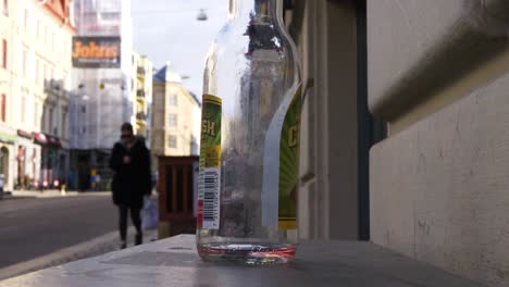 Cerca-De-Una-Botella-De-Sidra-Vacía-Fuera-Del-Bar-En-El-Centro-De-La-Ciudad-De-Gotemburgo