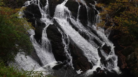 Wasser,-Das-Die-Felswand-An-Einem-Schäumenden-Wasserfall-Hinunterfließt-Schwalbe-Fällt-Wasserfall